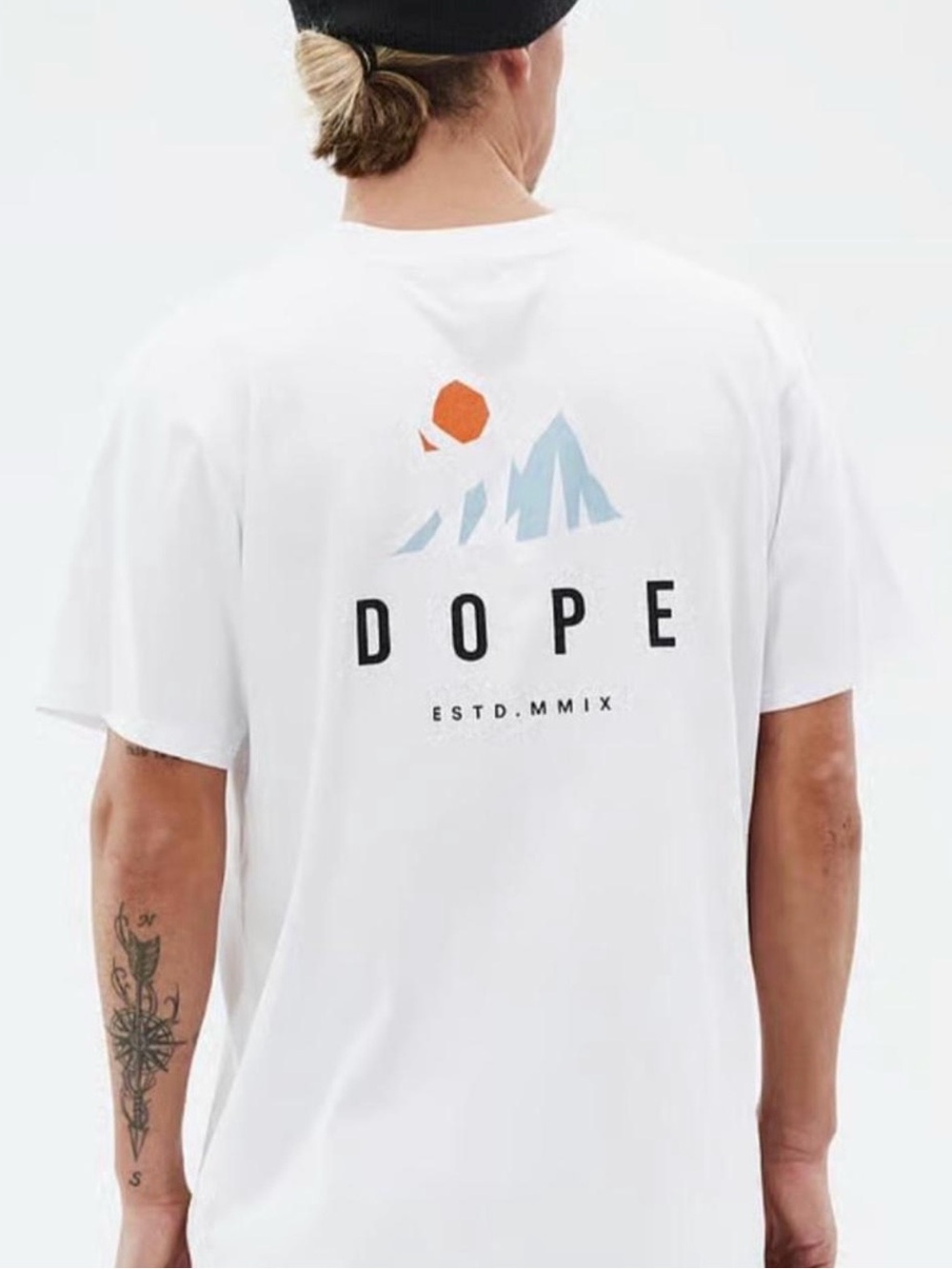 Dope Snow men’s white Sz. M mountain graphic t-shirt